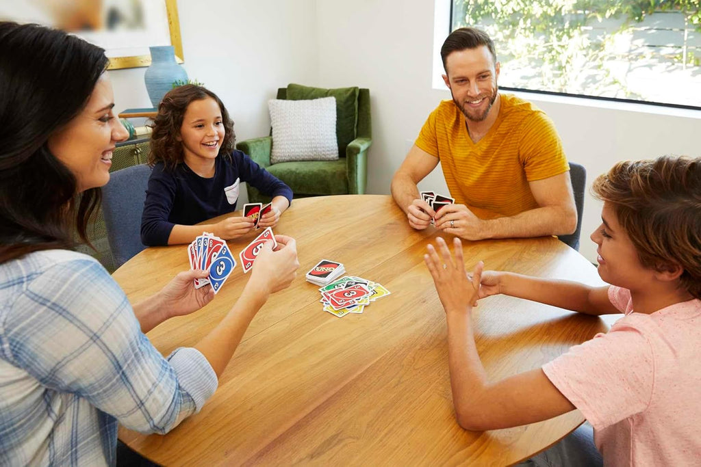 Mattel Games, UNO Boîte Métallique, Jeux De Cartes Familial pour Enfants Et Adultes, Jeux De Société pour Soirée Jeu en Famille Ou en Voyage, 2 À 10 Joueurs, Jouet pour Enfant de 7 Ans et Plus, HGB63