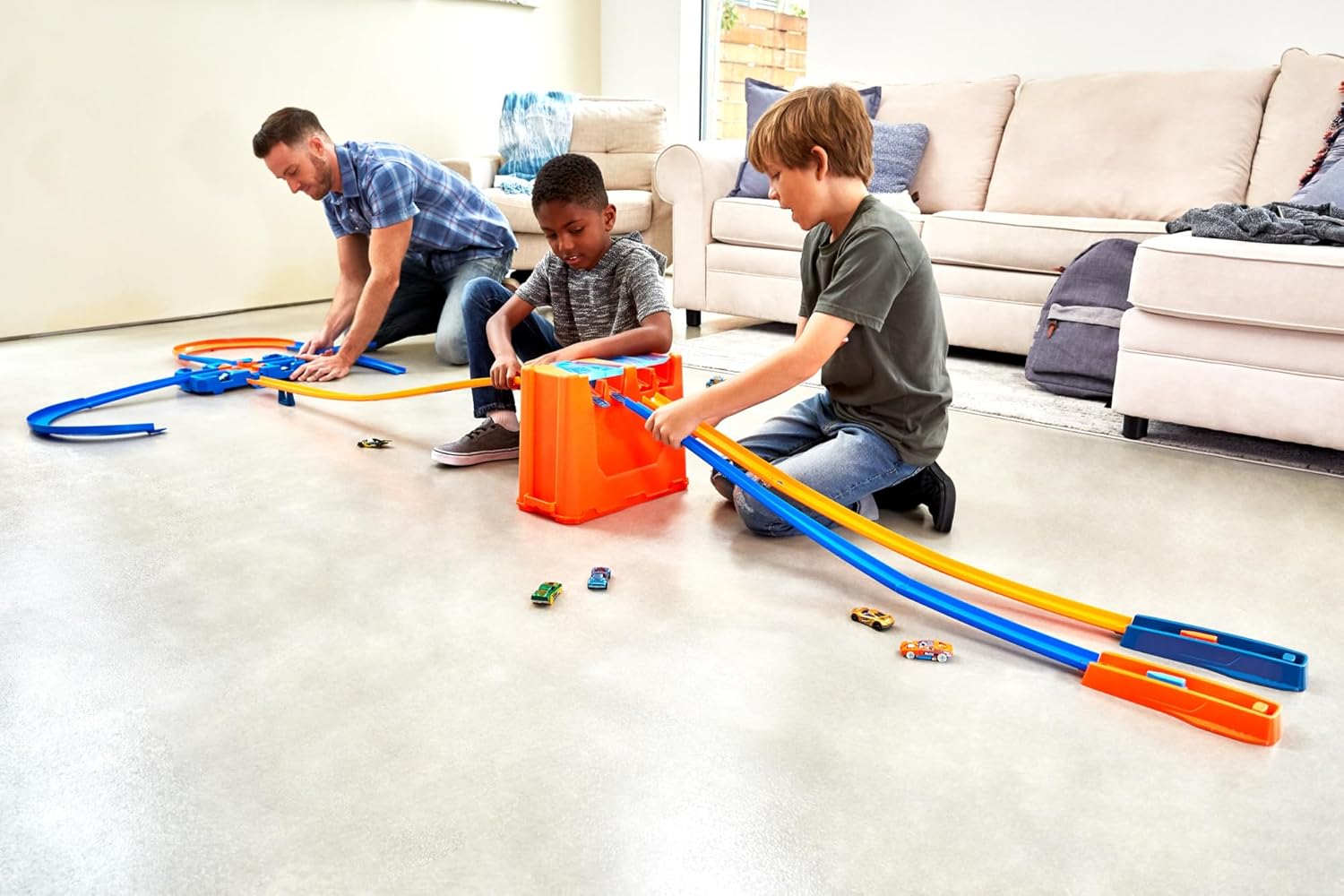 Hot Wheels Track Builder boîte de Construction Deluxe, 6 mètres de Piste, 2 Petites Voitures de Course incluses, Jouet pour Enfant, GGP93