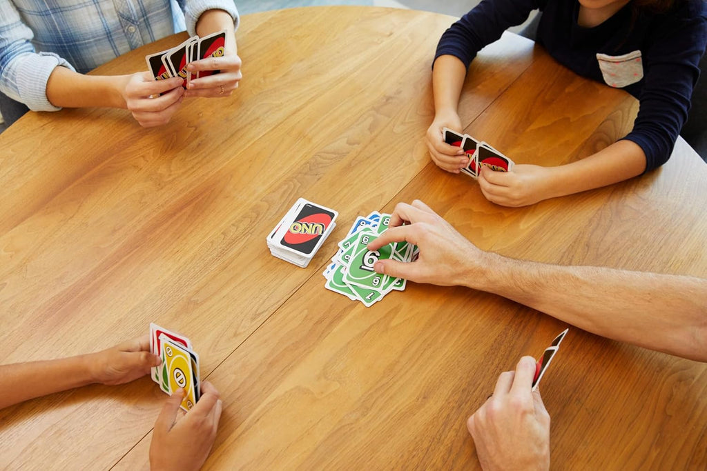 Mattel Games, UNO Boîte Métallique, Jeux De Cartes Familial pour Enfants Et Adultes, Jeux De Société pour Soirée Jeu en Famille Ou en Voyage, 2 À 10 Joueurs, Jouet pour Enfant de 7 Ans et Plus, HGB63