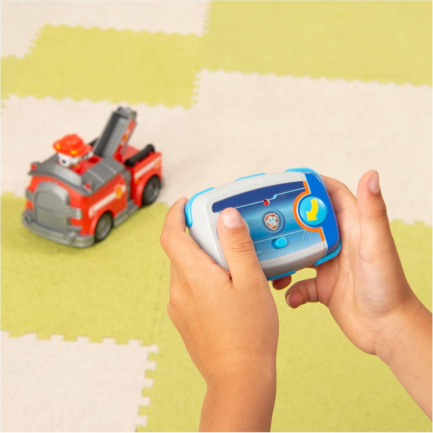 LA PAT' PATROUILLE - VÉHICULE RC MARCUS - Voiture Radiocommandée Avec Télécommande Adaptée Aux Petites Mains La Pat' Patrouille - Paw Patrol - 6054195 – Jouet Enfant 3 Ans et +