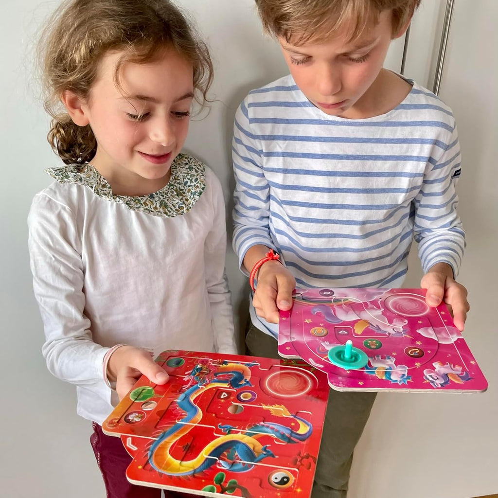 LA TOUPIE VOYAGEUSE - Jeu de société Enfants - Jeu 6 Ans - toupie - Jeu de société Famille - Défis/Missions - dextérité et adresse -Buzzy Games