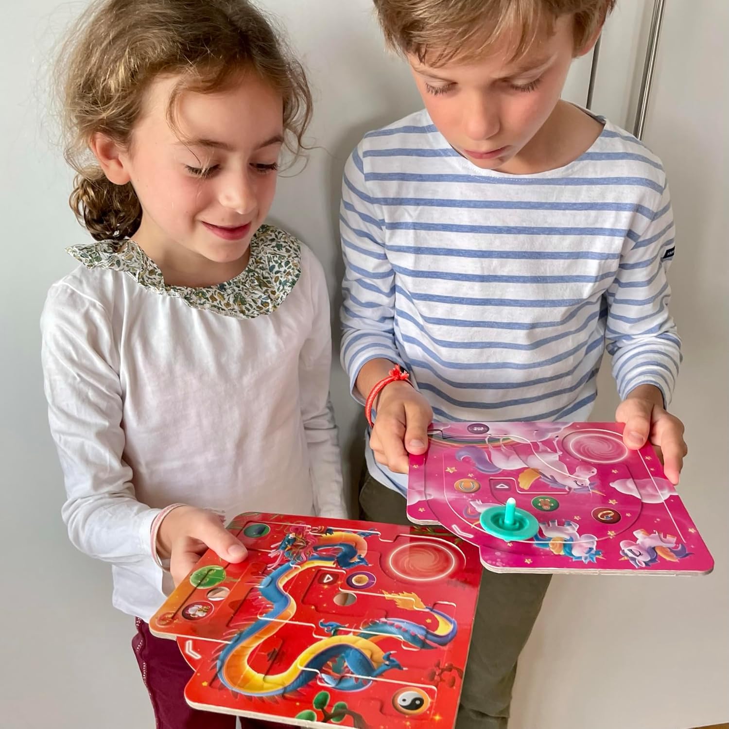 LA TOUPIE VOYAGEUSE - Jeu de société Enfants - Jeu 6 Ans - toupie - Jeu de société Famille - Défis/Missions - dextérité et adresse -Buzzy Games