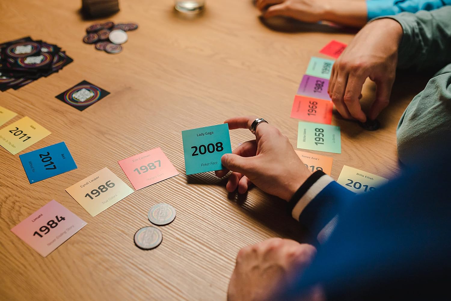 Dujardin – Hitster – Jeu de société et d’ambiance – Jeu adultes – Redécouvrez 100 ans de Hits musicaux – A jouer en famille et entre amis – 2 à 10 joueurs – Dès 16 ans